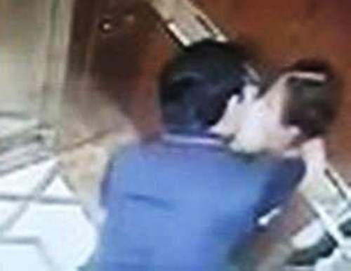 Ông Linh ôm ghì bé gái trong thang máy.