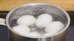 Thả lát chanh vào nồi luộc trứng và kết quả khiến ai cũng phải ngỡ ngàng