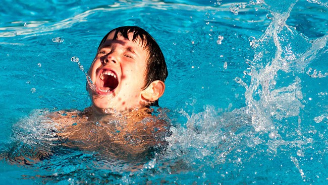 Hè đã cận kề cha mẹ đặc biệt chú ý tránh những lỗi lầm phổ biến này để bảo vệ con khỏi đuối nước khi đi bơi - Ảnh 1.