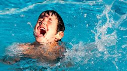 Hè đã cận kề cha mẹ đặc biệt chú ý tránh những lỗi lầm phổ biến này để bảo vệ con khỏi đuối nước khi đi bơi