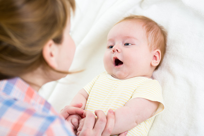 Những giai đoạn tập nói của trẻ và cách phát hiện sớm để giảm nguy cơ trẻ chậm nói các mẹ nên lưu ý nhé - Ảnh 3.