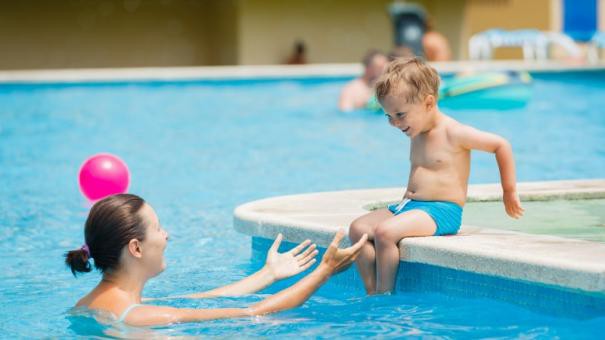 Hè đã cận kề cha mẹ đặc biệt chú ý tránh những lỗi lầm phổ biến này để bảo vệ con khỏi đuối nước khi đi bơi - Ảnh 2.