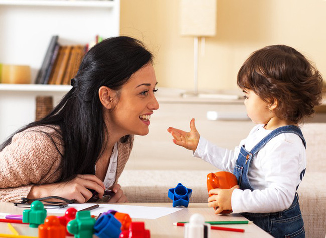 Giúp con phát triển khả năng ngôn ngữ từ bé, việc các mẹ tưởng khó mà lại đơn giản không ngờ - Ảnh 2.