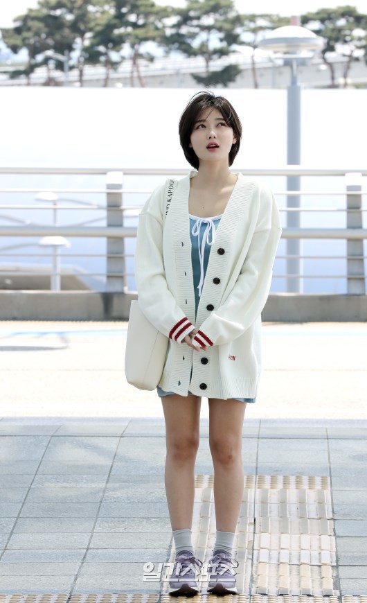 Sao nhí một thời Kim Yoo Jung quá xinh sau khi cắt tóc, Song Hye Kyo gây chú ý vì liên tục che bụng tại sân bay - Ảnh 6.