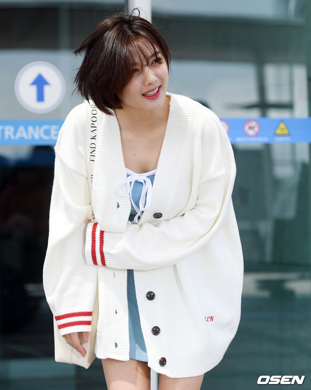 Sao nhí một thời Kim Yoo Jung quá xinh sau khi cắt tóc, Song Hye Kyo gây chú ý vì liên tục che bụng tại sân bay - Ảnh 8.