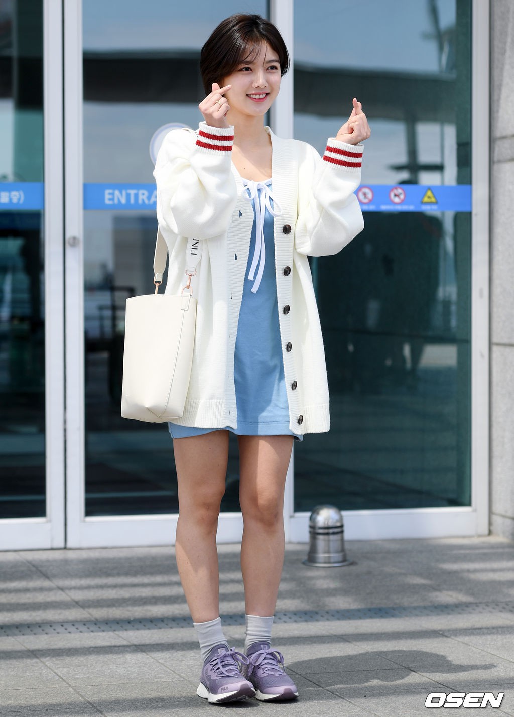 Sao nhí một thời Kim Yoo Jung quá xinh sau khi cắt tóc, Song Hye Kyo gây chú ý vì liên tục che bụng tại sân bay - Ảnh 5.