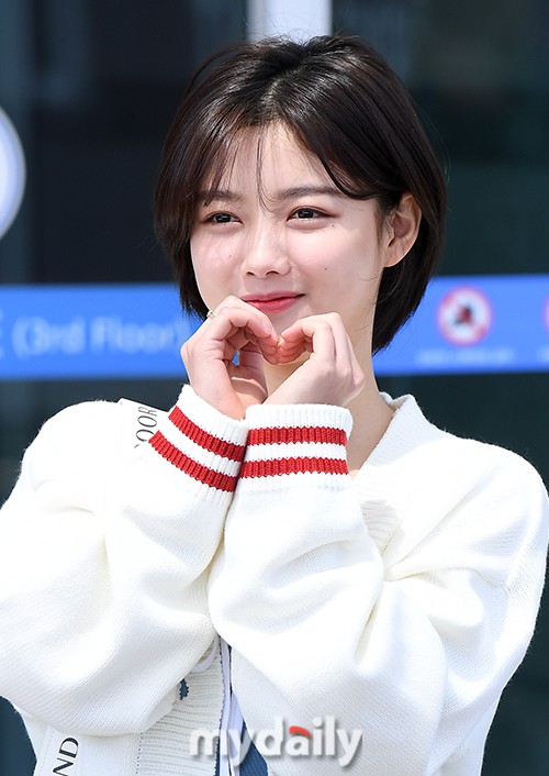 Sao nhí một thời Kim Yoo Jung quá xinh sau khi cắt tóc, Song Hye Kyo gây chú ý vì liên tục che bụng tại sân bay - Ảnh 10.