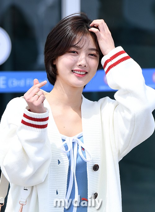 Sao nhí một thời Kim Yoo Jung quá xinh sau khi cắt tóc, Song Hye Kyo gây chú ý vì liên tục che bụng tại sân bay - Ảnh 9.