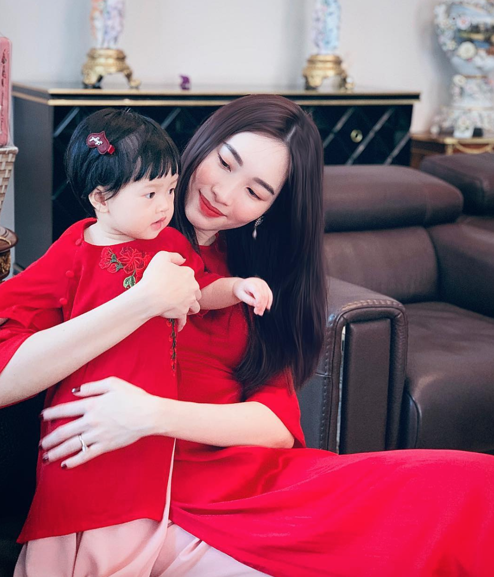 Hoa hậu Đặng Thu Thảo khiến dân tình chú ý khi lên đồ sang chảnh ngồi trông con ngày lễ - Ảnh 5.