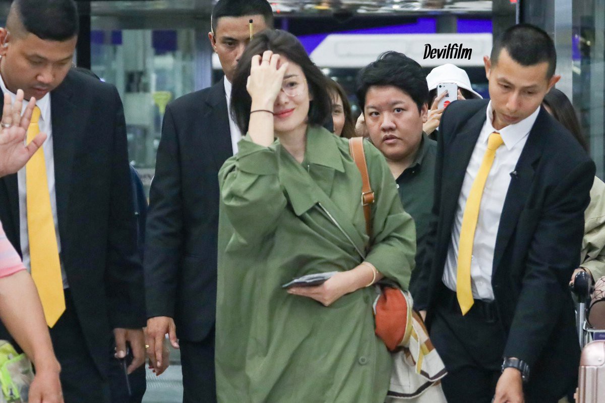Sao nhí một thời Kim Yoo Jung quá xinh sau khi cắt tóc, Song Hye Kyo gây chú ý vì liên tục che bụng tại sân bay - Ảnh 3.