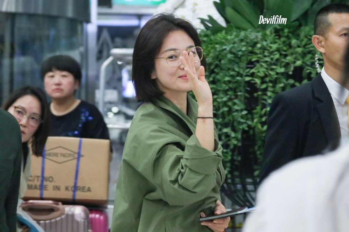 Sao nhí một thời Kim Yoo Jung quá xinh sau khi cắt tóc, Song Hye Kyo gây chú ý vì liên tục che bụng tại sân bay - Ảnh 4.