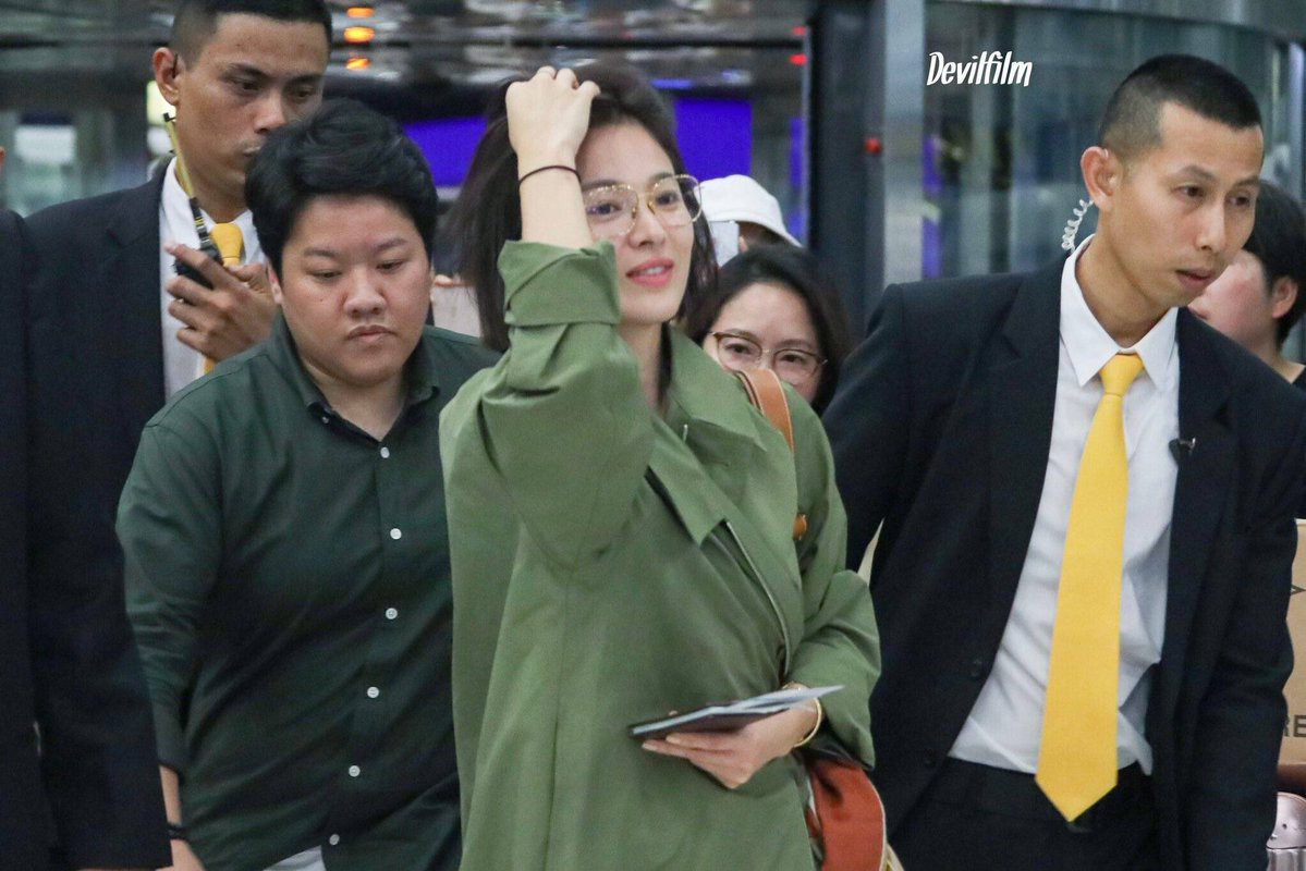 Sao nhí một thời Kim Yoo Jung quá xinh sau khi cắt tóc, Song Hye Kyo gây chú ý vì liên tục che bụng tại sân bay - Ảnh 1.
