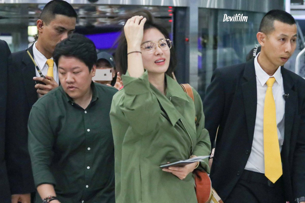 Sao nhí một thời Kim Yoo Jung quá xinh sau khi cắt tóc, Song Hye Kyo gây chú ý vì liên tục che bụng tại sân bay - Ảnh 2.