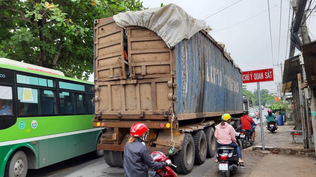 TP. HCM: Bé sơ sinh may mắn thoát chết vì được mẹ ôm chặt lao ra khỏi chiếc xe bị cành cây đè trúng  - Ảnh 2.