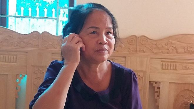 Bà Ngần nói chuyện với một trong những người con được nhận hiến tạng từ anh Trịnh Đình Vàng.