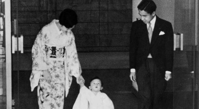  Tuổi thơ phải rời xa cha mẹ từ sớm và cách giáo dục con phá vỡ quy chuẩn Hoàng gia của Nhật hoàng Akihito - Ảnh 1.