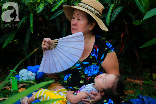 Thảo Cầm Viên vỡ trận, trẻ nhỏ gào khóc, ngồi gặm bánh mì chen chúc nhau giữa trời nắng 40 độ - Ảnh 12.