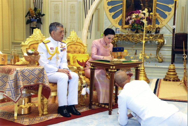 Chân dung người phụ nữ vừa được vua Thái Lan phong làm Hoàng hậu, tuyên bố kết hôn lần thứ 4 - Ảnh 1.