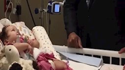 Đoạn video gây xúc động vì hành động của người cha với con gái bại liệt, bất ngờ nhất là phản ứng của cô bé