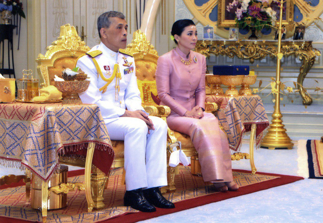 Chân dung người phụ nữ vừa được vua Thái Lan phong làm Hoàng hậu, tuyên bố kết hôn lần thứ 4 - Ảnh 2.