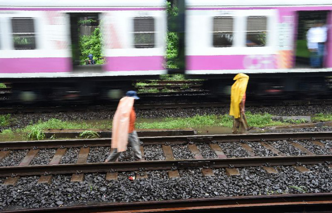 Mải mê selfie cạnh đường ray, 3 thanh niên Ấn Độ bị tàu hỏa cán tử vong - Ảnh 1.