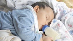 Trẻ ăn sữa công thức thay vì bú mẹ sẽ có nguy cơ cao đối diện với vấn đề này, điều mà các mẹ không hề ngờ đến
