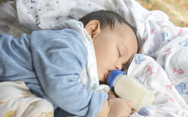 Trẻ ăn sữa công thức thay vì bú mẹ sẽ có nguy cơ cao đối diện với vấn đề này, điều mà các mẹ không hề ngờ đến - Ảnh 1.