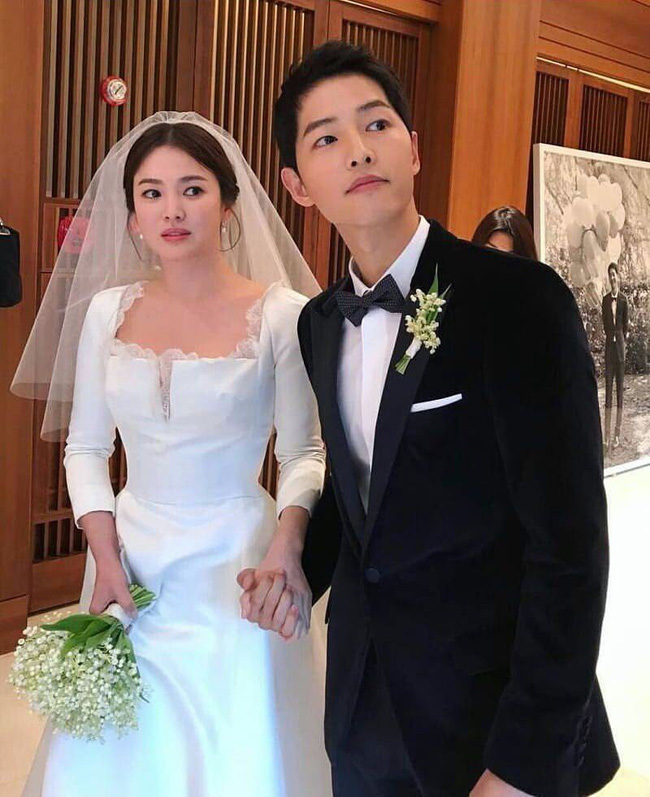 Song Joong Ki khoe nhẫn cưới sau loạt tin đồn ngoại tình, rạn nứt với Song Hye Kyo - Ảnh 2.