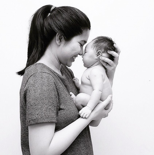 Được bố mẹ cho đi chụp ảnh sơ sinh, em bé 27 ngày tuổi gây sốt MXH vì biểu cảm quá sinh động - Ảnh 7.
