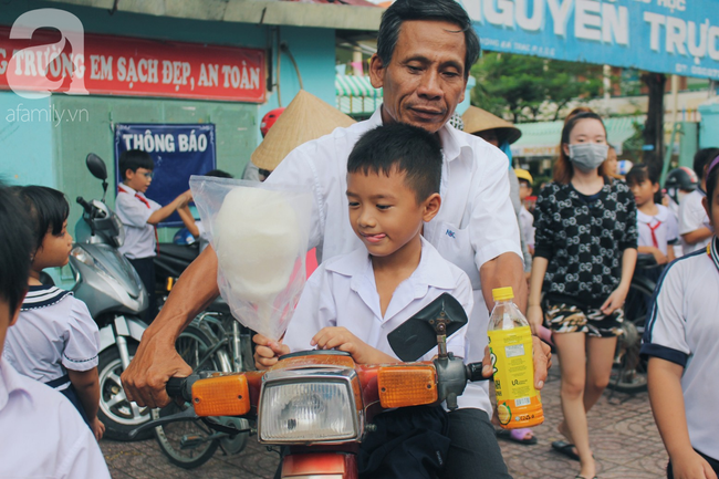 Thương ông ngoại kẹo bông gòn, 94 tuổi vẫn chạy xe rong ruổi khắp Sài Gòn để mưu sinh - Ảnh 12.