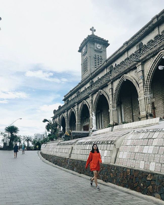Instagram giới trẻ tràn ngập những bức ảnh chụp với nhà thờ Núi, ở ngay Nha Trang mà đẹp tuyệt chẳng kém trời Tây - Ảnh 12.