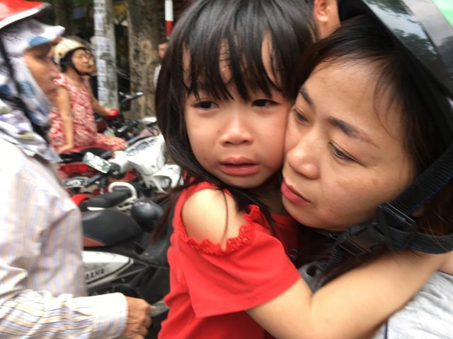 Nghệ An: Cháy trường mầm non lúc đang ngủ trưa, 300 cháu bé sợ hãi, bật khóc khi được giải cứu - Ảnh 4.