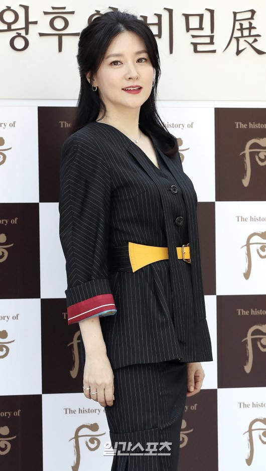 Nàng Dae Jang Geum Lee Young Ae lâu lắm mới dự sự kiện: Được hộ tống như bà hoàng, U50 vẫn đẹp đến mức câm nín - Ảnh 10.