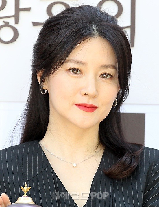 Nàng Dae Jang Geum Lee Young Ae lâu lắm mới dự sự kiện: Được hộ tống như bà hoàng, U50 vẫn đẹp đến mức câm nín - Ảnh 12.
