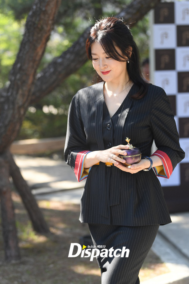 Nàng Dae Jang Geum Lee Young Ae lâu lắm mới dự sự kiện: Được hộ tống như bà hoàng, U50 vẫn đẹp đến mức câm nín - Ảnh 4.