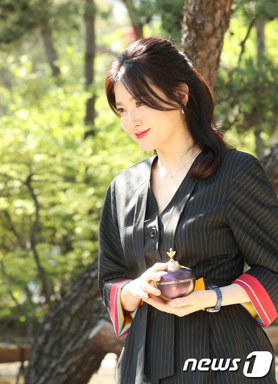 Nàng Dae Jang Geum Lee Young Ae lâu lắm mới dự sự kiện: Được hộ tống như bà hoàng, U50 vẫn đẹp đến mức câm nín - Ảnh 5.