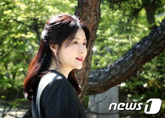 Nàng Dae Jang Geum Lee Young Ae lâu lắm mới dự sự kiện: Được hộ tống như bà hoàng, U50 vẫn đẹp đến mức câm nín - Ảnh 6.