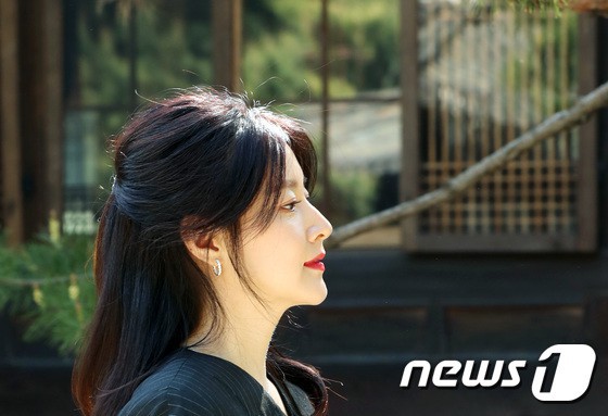 Nàng Dae Jang Geum Lee Young Ae lâu lắm mới dự sự kiện: Được hộ tống như bà hoàng, U50 vẫn đẹp đến mức câm nín - Ảnh 7.