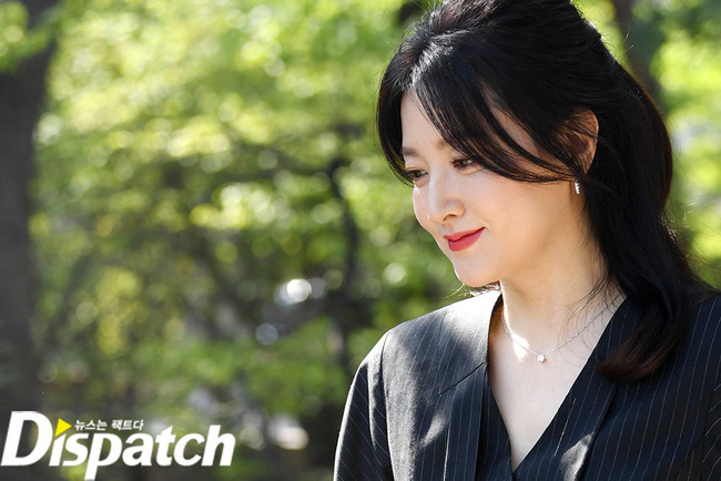 Nàng Dae Jang Geum Lee Young Ae lâu lắm mới dự sự kiện: Được hộ tống như bà hoàng, U50 vẫn đẹp đến mức câm nín - Ảnh 9.