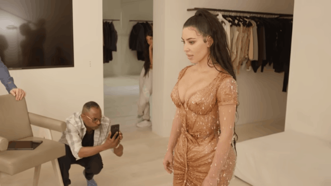 Kim Kardashian gây ấn tượng tại Met Gala với bộ váy ướt át, nhưng khi biết cách cô chật vật để mặc ai cũng thấy... í ẹ - Ảnh 8.