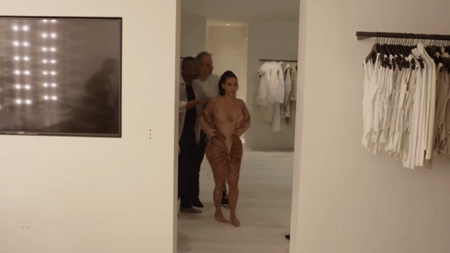 Kim Kardashian gây ấn tượng tại Met Gala với bộ váy ướt át, nhưng khi biết cách cô chật vật để mặc ai cũng thấy... í ẹ - Ảnh 6.