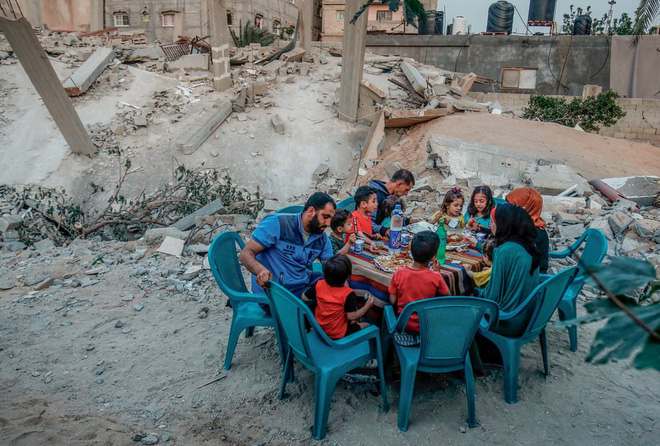 24h qua ảnh: Em bé Yemen ngồi ăn cơm tại khu ổ chuột - Ảnh 6.