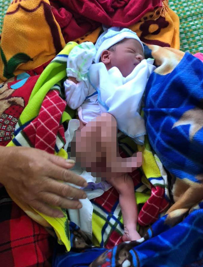 Bé trai sơ sinh bị mẹ bỏ trước cổng trạm y tế lúc nửa đêm - Ảnh 1.