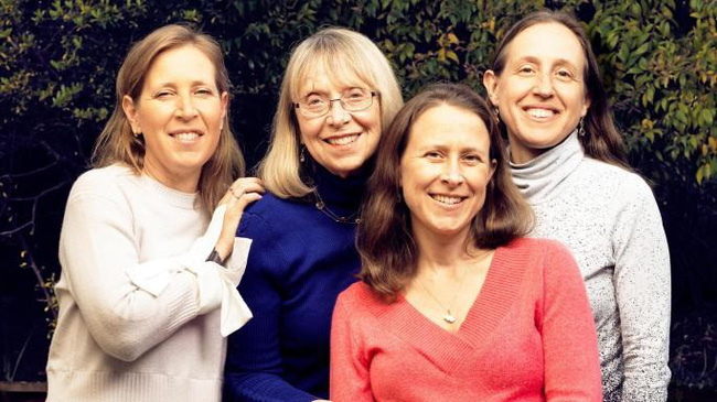 Esther Wojcicki: Bà mẹ nuôi dạy 3 con gái thành CEO Youtube và giáo sư đại học với quan điểm không tin vào ai khác, chỉ tin bản thân mình - Ảnh 7.