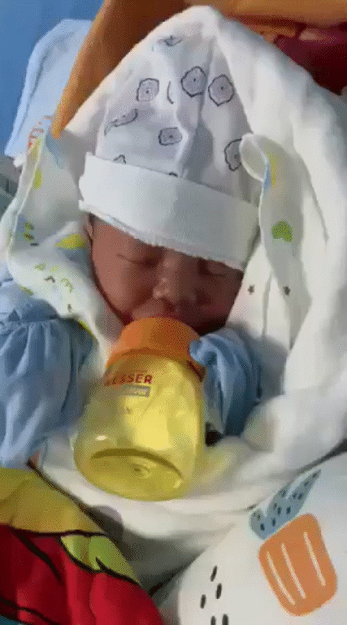 Cậu bé sơ sinh đốn tim cộng đồng mạng vì đôi tay làm ký hiệu OK khi đang ngủ cực dễ thương - Ảnh 2.