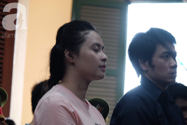 Ảnh: Hot girl Ngọc Miu và Văn Kính Dương cười tươi khi tòa trả hồ sơ, người nhà bật khóc cố níu xe chở phạm nhân - Ảnh 5.