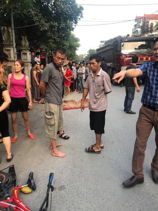 Hà Nội: Ô tô bán tải tông trúng hai chị em chở nhau bằng xe đạp, bé gái 7 tuổi chết thảm - Ảnh 1.