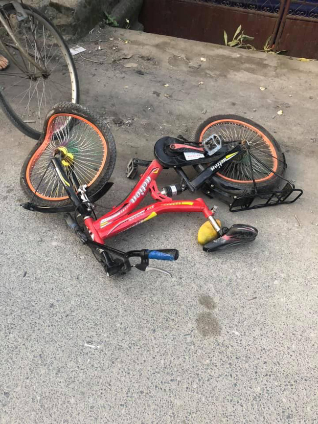 Hà Nội: Ô tô bán tải tông trúng hai chị em chở nhau bằng xe đạp, bé gái 7 tuổi chết thảm - Ảnh 2.