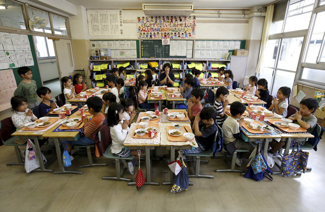Lác mắt với bữa ăn trưa tiêu chuẩn tại trường của trẻ em trên thế giới, phụ huynh Việt trông thấy đều: Ước gì! - Ảnh 1.