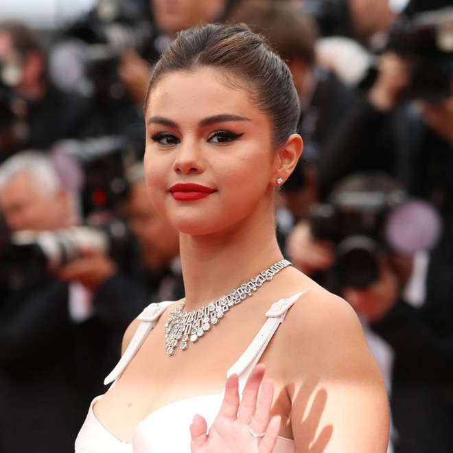 Thảm đỏ LHP Cannes 2019: Selena bức thở với vòng 1 khủng, Ella Fanning như bà hoàng bên dàn siêu mẫu Victorias Secret - Ảnh 5.